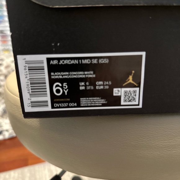 Nike Air Jordan - 1 Mid - 6Y - Black Patent - Picture 2 of 5